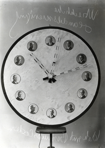 104929 Afbeelding van een klok met op de wijzerplaat de borstbeelden van twaalf leden van het bestuur van de ...